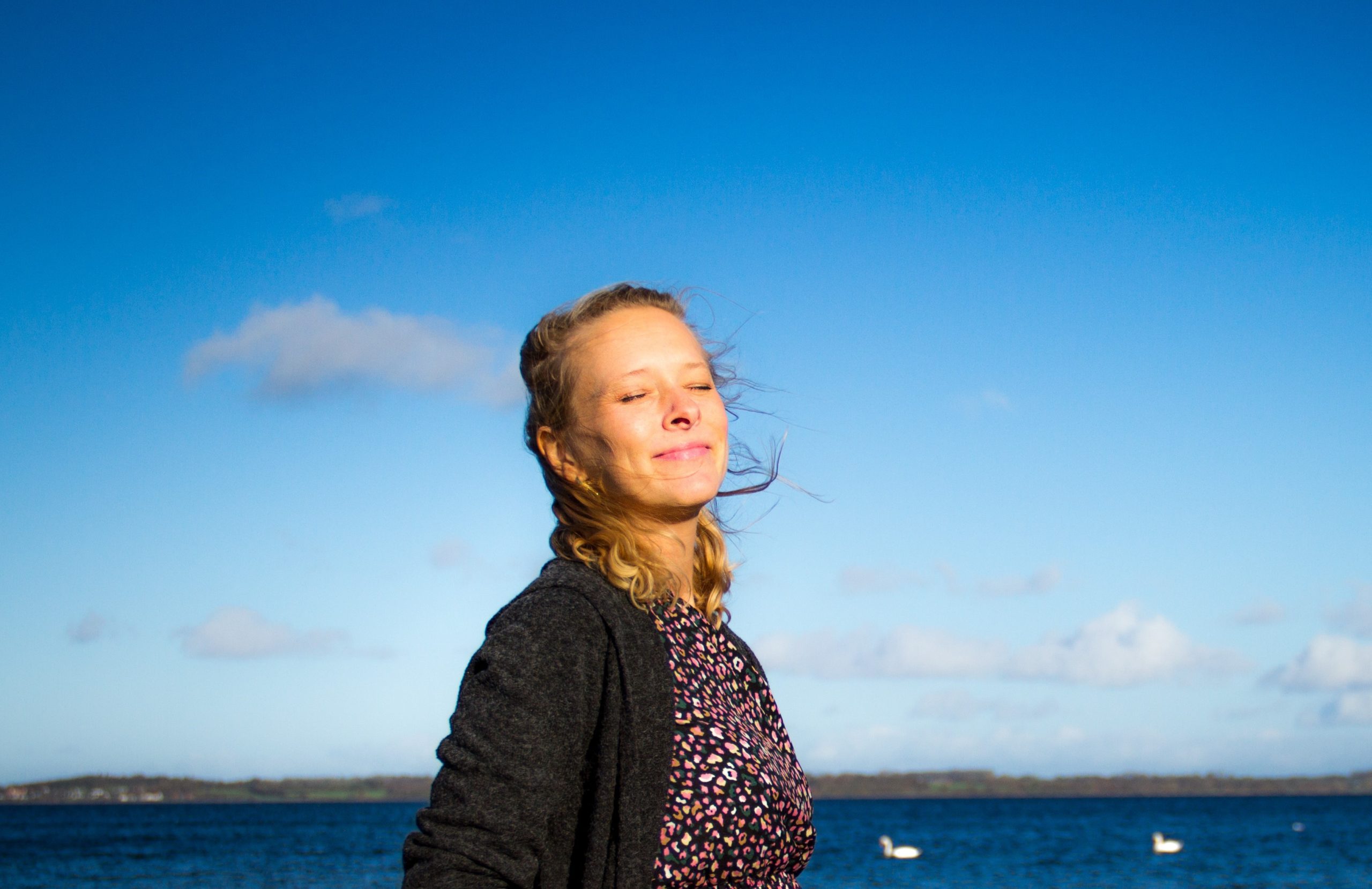 Mama matters VorschauBild teaser Frau Schäne Meer Sonnenschein Lächeln Strahlend Wind weht durch das Haar Genießen Augen geschlossen Innenkehr Hingabe in den Augenblick Ja